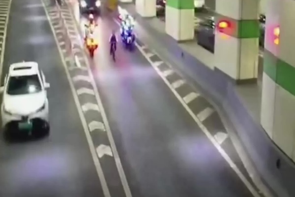 Hangzhou traffic officers help autistic boy reach safety