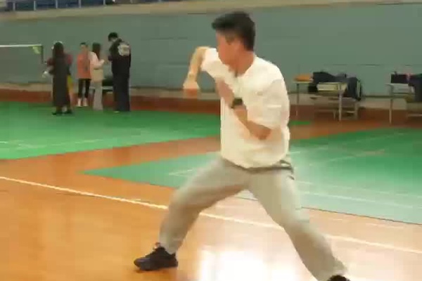 Martial arts influencer brings Chinese kung fu to intel students in Qiantang 