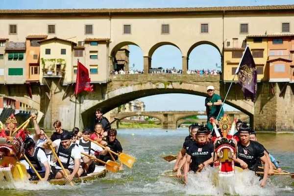 Yuhang dragon boat team wows Italian spectators