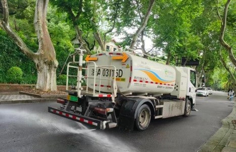 Hangzhou shifts street cleaning from workers to machines as temperatures hit 37℃