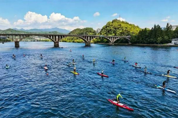 Hangzhou's Xin'an River becomes summer paddling hotspot