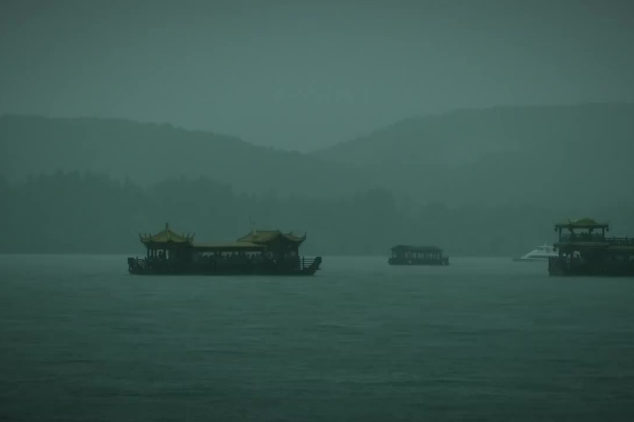 Hangzhou's West Lake welcomes first hints of autumn