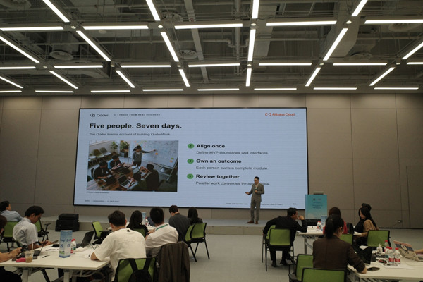 APEC youth explore solo entrepreneurship in Hangzhou