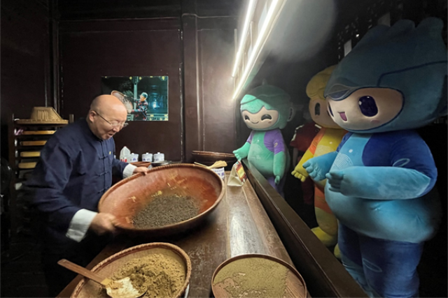 Asian Games mascots learn traditional Chinese medicine