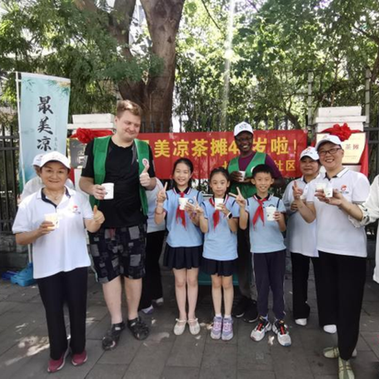 Volunteers keep famed Hangzhou herbal tea stall in service