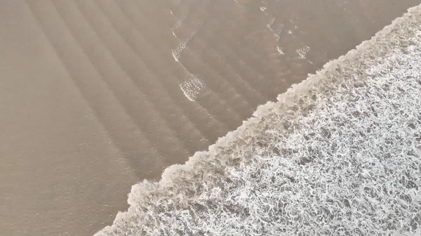 Qiantang tidal bore in east China reaches peak, wowing visitors