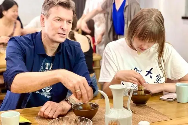 German students experience traditional tea culture in China