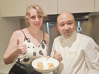 German housewife learns to make Hangzhou style dishes