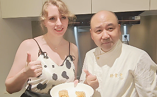 German housewife learns to make Hangzhou style dishes