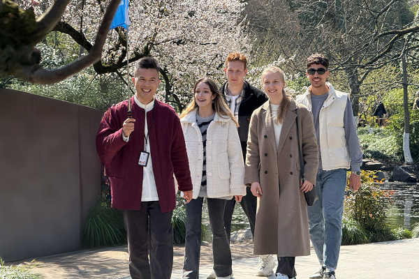 English guide turns cultural toolbox into a window on China