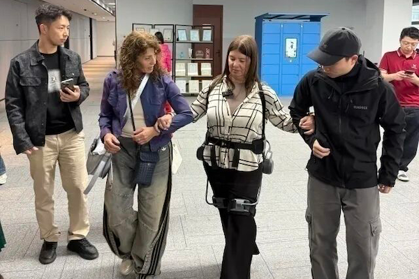 Hangzhou exoskeleton draws global attention after emotional debut at Canton Fair