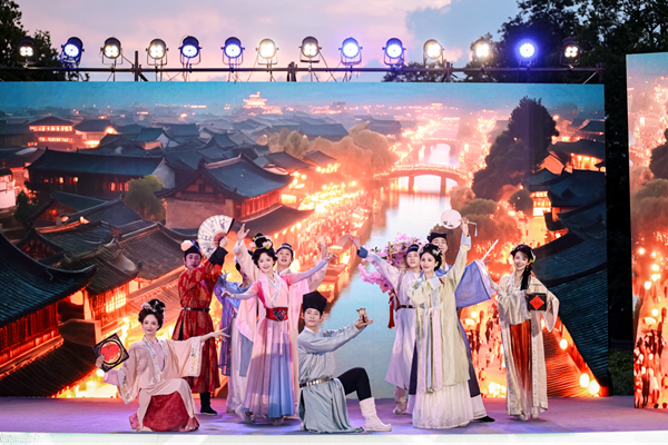 Chinese-style Qixi evening illuminates West Lake